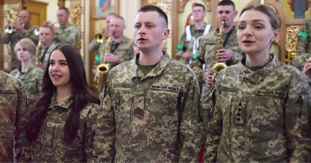 У Вінниці з нагоди Великодня військовий оркестр з артистами виконав спільну молитву за Україну. ВІДЕО