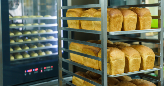 Вінницька міськрада передала 4 тонни борошна “Солодкій мрії” для випікання хлібу для переселенців