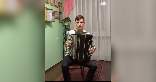 Випускник Вінницької дитячої музичної школи отримані з конкурсів гроші віддав дітям, переселенцям та ЗСУ