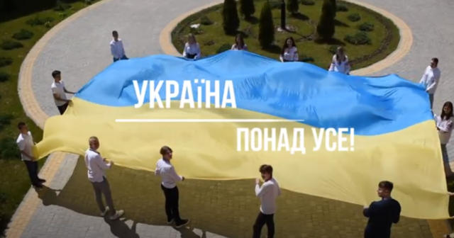 Символ національного супротиву: випускники вінницьких шкіл виконали пісню «Ой, у лузі червона калина»