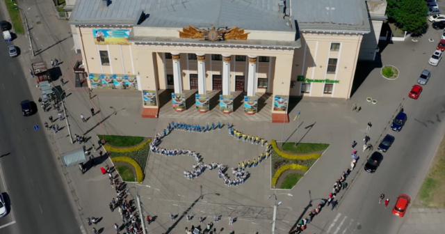 “Україна – понад усе!”: біля Будинку офіцерів у Вінниці організували патріотичний флешмоб
