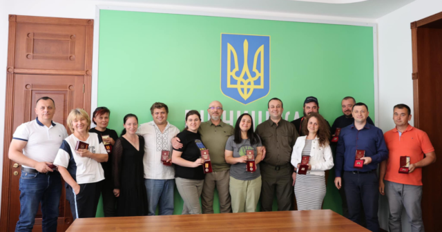 Міністр оборони України Резніков відзначив вінницьких волонтерів нагородами Міноборони. ФОТО