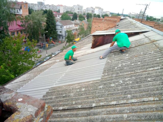У Вінниці наразі полагодили дахи восьми багатоповерхівок, постраждалих внаслідок ракетного обстрілу міста