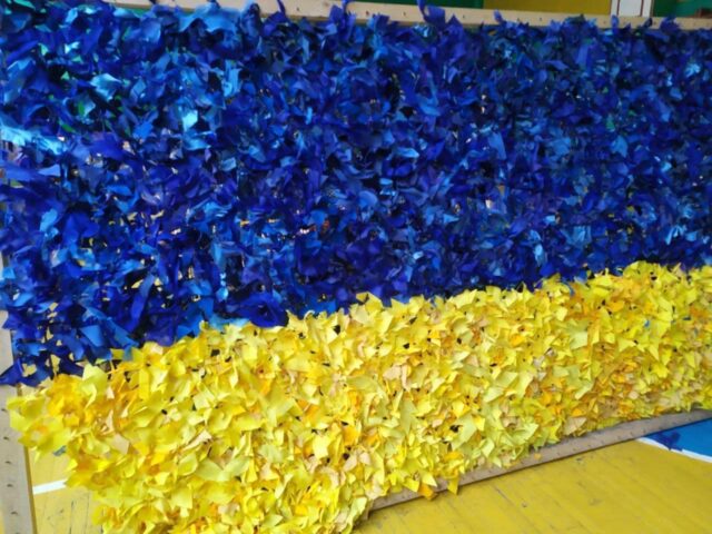 Вінничан запрошують допомогти волонтерам, які плетуть маскувальні сітки