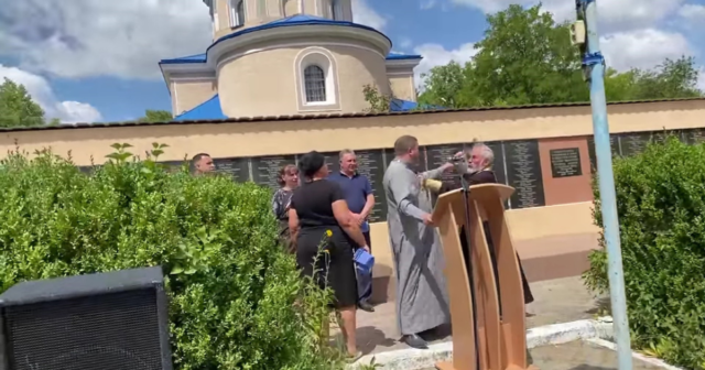 Під час похорону бійця на Вінниччині один священник вдарив іншого хрестом, поліція розпочала розслідування