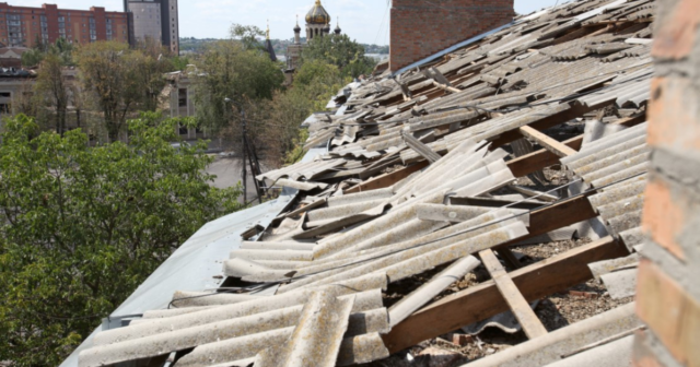 У Вінниці триває ремонт покрівель будинків, які опинилися в епіцентрі ракетного обстрілу 14 липня