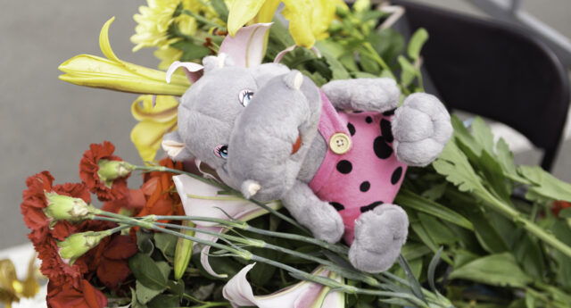 У Вінниці приносять квіти та м’які іграшки для вшанування загиблих від ракетного удару