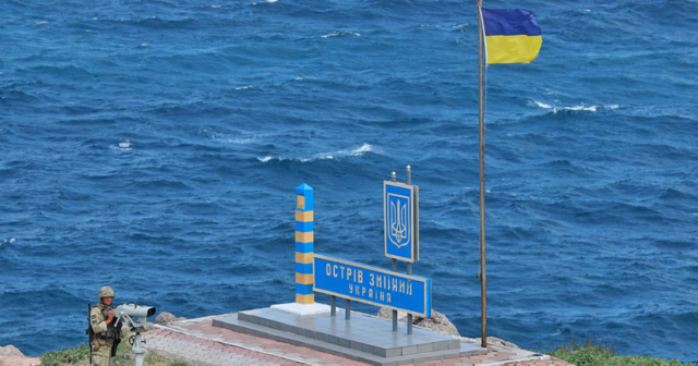 На острові Зміїний завершили військову операцію та встановили український прапор