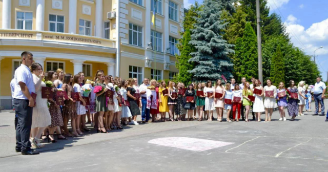 Випускники вінницького педагогічного університету передали понад 75 тисяч гривень на потреби ЗСУ