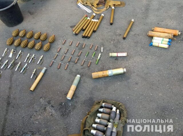 На Вінниччині у чоловіка в автівці виявили два автомати, п’ять тисяч набоїв та 38 гранат