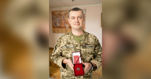 У Вінниці вручили відзнаку «За мужність та відвагу» Андрію Сідашу – командиру однієї з бригад авіації