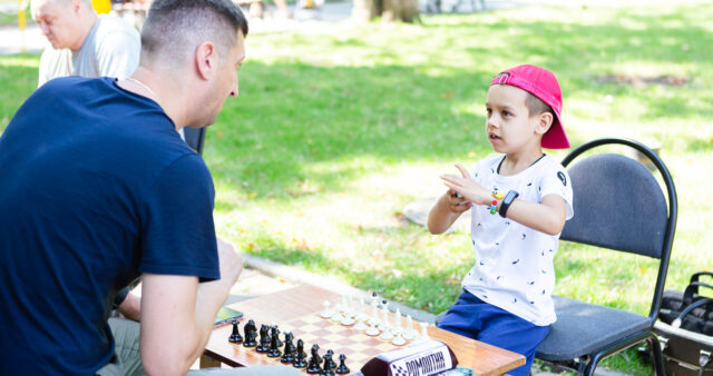 Гра в шахи заради ЗСУ: у Вінниці відбувся четвертий благодійний раунд гри з юними шахістами. ФОТО