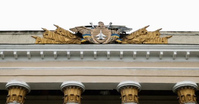 Від радянського танка до теперішнього сокола: в “Музеї Вінниці” розповіли історію емблеми на фасаді Будинку офіцерів