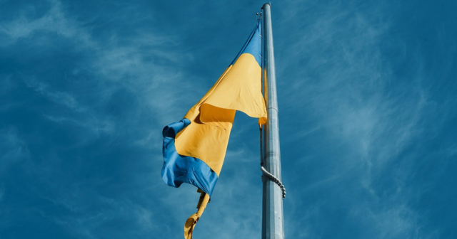 У День Державного прапора у Вінниці підняли стяг на Замковій горі, а боєць з передової передав вітання вінничанам. ВІДЕО