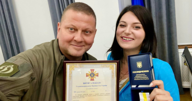 Валерій Залужний нагородив почесним нагрудним знаком «За сприяння війську» волонтерку з Вінниці