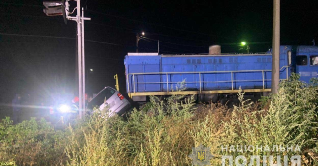 Зіткнулись вантажний потяг і авто, пасажир легковика загинув: поліція Вінниччини розслідує ДТП на залізничному переїзді