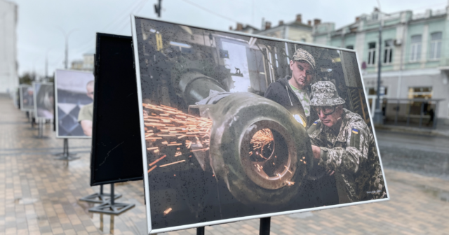 «Обличчя логістики ЗСУ»: у Вінниці відкрили експозицію фоторобіт про військових логістів