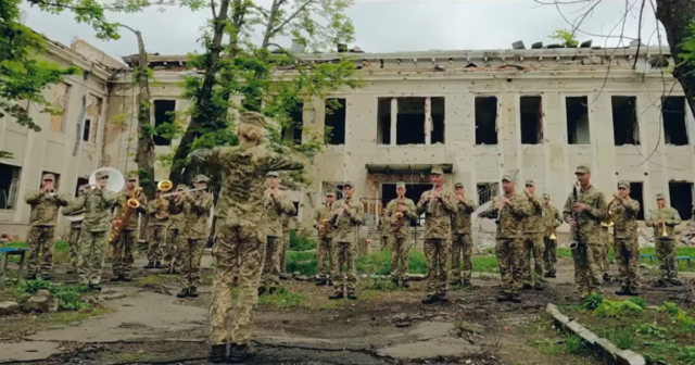 Зі спогадами минулих виступів: у Вінниці військовий оркестр записав відео на території зруйнованого Будинку офіцерів