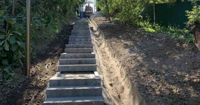 Ремонт сходів і влаштування водостоку: у Вінниці капітально ремонтують пішохідну зону по провулку 8-го Березня