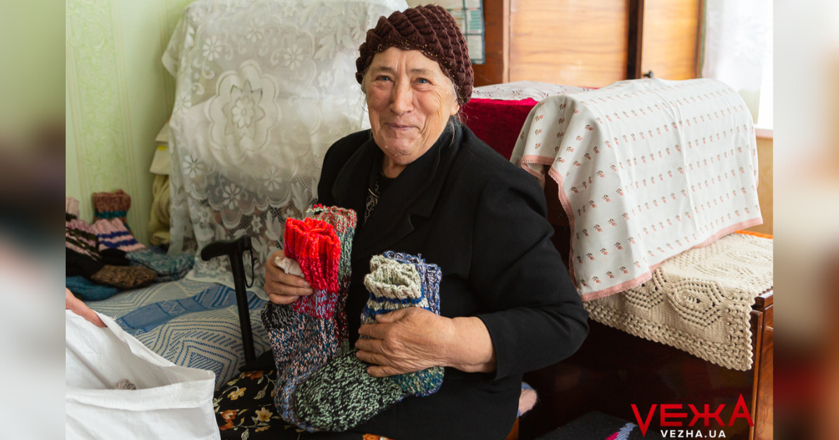 Сотні пар сплетених шкарпеток для військових за п’ять років: історія вінницької волонтерки Марії Удалової