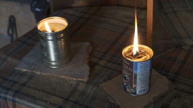 На Вінниччині колишні безпритульні виготовляють окопні свічки для військових