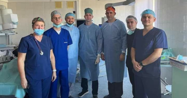 Вінницькі хірурги разом з партнерами з клініки США виконали складну високоточну операцію пацієнту із патологією «Дивертикул Ценкера»