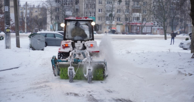 Підготовка до зими: у Вінниці для прибирання вулиць та доріг готують спецтехніку та протиожеледні матеріали