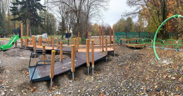 У Вінниці капітально ремонтують інклюзивний дитячий майданчик на території Вишенського парку