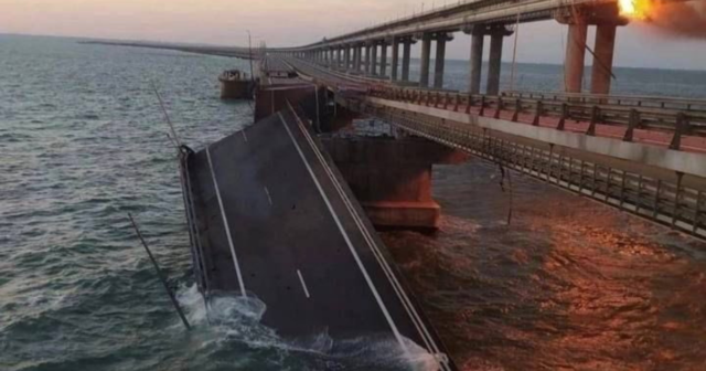 Запускають поромну переправу: внаслідок вибуху та пожежі на Кримському мосту перекрито рух. ФОТО, ВІДЕО