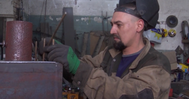 Вінничанин Сергій Солдатенко виготовляє буржуйки для військових. ВІДЕО