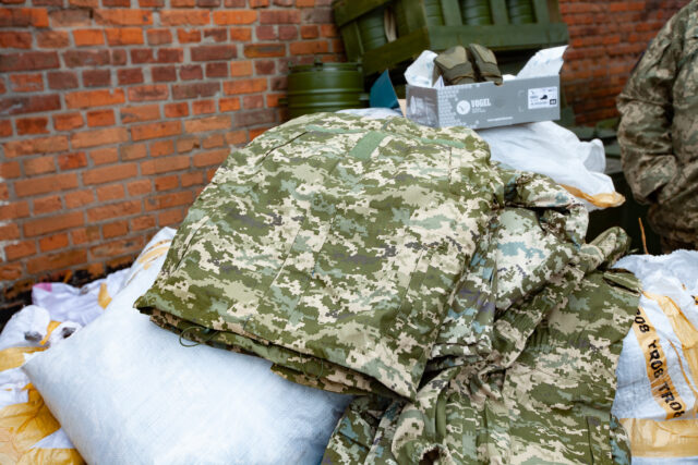 Бригаді територіальної оборони Вінниччини передали теплий одяг, взуття та спальні мішки