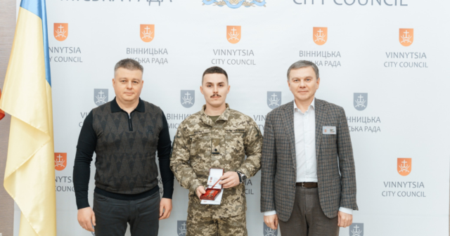 У Вінниці двох військовослужбовців нагородили відзнаками «За заслуги перед Вінницею» і вручили подяки волонтерам