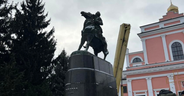 У Тульчині на Вінниччині демонтують пам’ятник Суворову