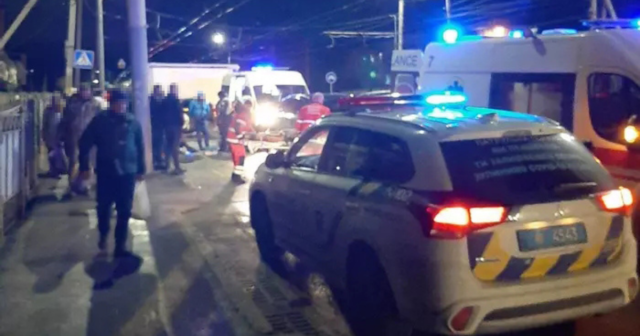 У Вінниці на нерегульованому пішохідному переході авто збило двох підлітків
