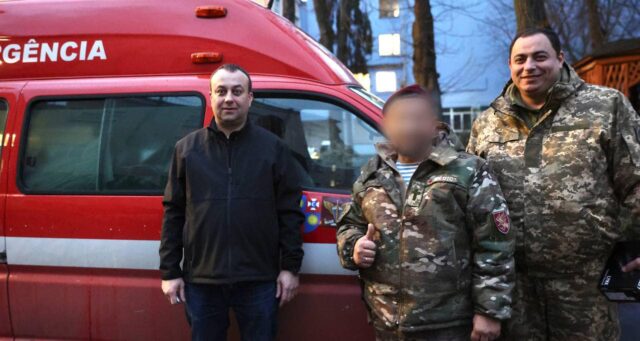 З Вінниччини воїнам 95-ої бригади передали реанімобіль та ГАЗ-66
