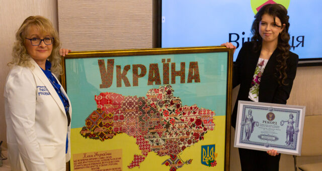 “Найбільша мапа України, вишита підліткою” і “Найдовше волосся у немовляти”: у Вінниці зафіксували два національні рекорди. ФОТО