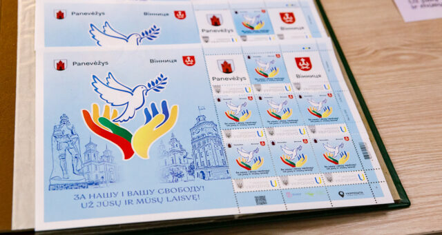 “За нашу і вашу свободу!”: у Вінниці відбулося спецпогашення нової поштової марки. ФОТО