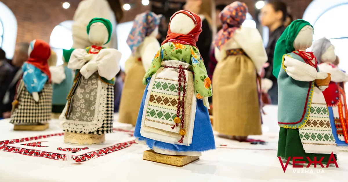 У Вінниці презентували нову марку та унікальні ляльки-мотанки від місцевих майстринь. ФОТОРЕПОРТАЖ