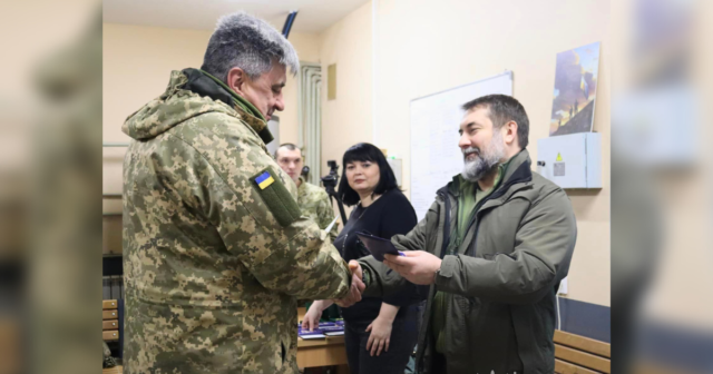 Вінницького військового хірурга Андрія Вербу нагородили знаком пошани “Захиснику Луганщини”