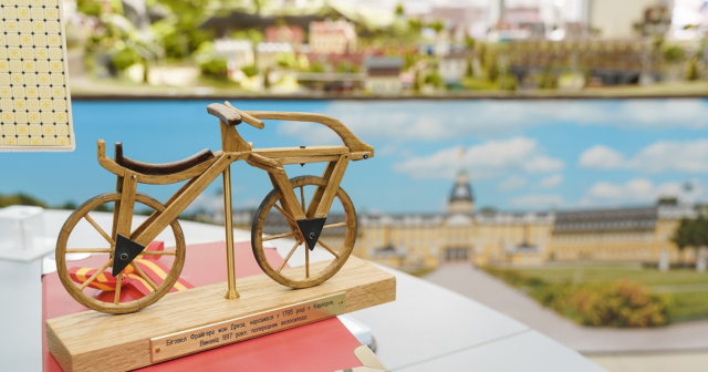 Вінницький Музей моделей транспорту отримав зменшену копію біговела від німецького міста Карлсруе