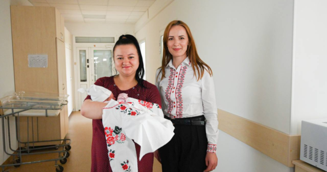 У Вінниці апеляційний суд подарував вишиванки двом новонародженим