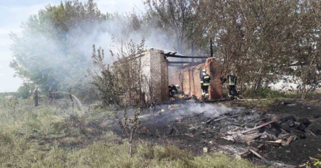 На Вінниччині внаслідок спалювання сухої рослинності загорілась господарча будівля
