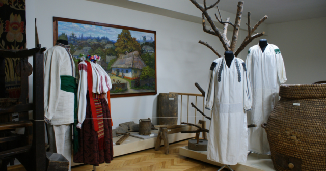 У Вінницькому краєзнавчому музеї відкрили виставку «Одяг вінничан початку ХХ століття»