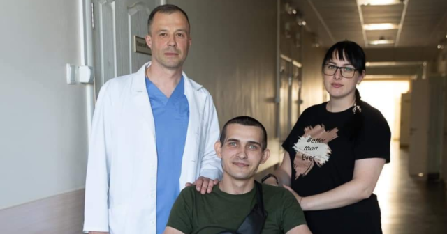 Дві клінічні смерті та 29 операцій: у Вінниці лікарі врятували захисника після важкого поранення