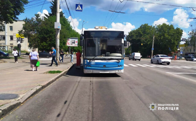 У Вінниці поліція розшукує свідків ДТП за участі тролейбуса, в якій постраждала 7-річна дівчинка