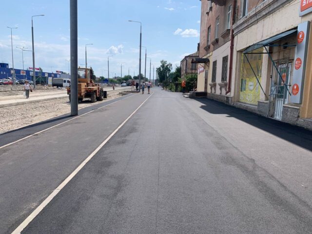 Велодоріжки, тротуари, камери відеонагляду та інженерні мережі: як у Вінниці триває ремонт вулиці Батозької