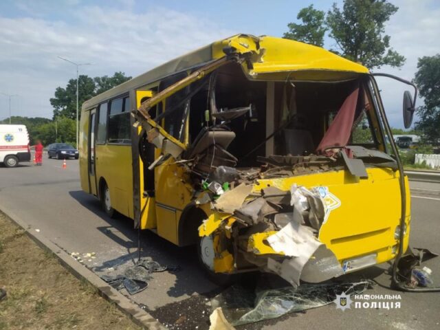 У Вінниці в ДТП за участі автобуса та автомобіля ГАЗ постраждали 15 людей