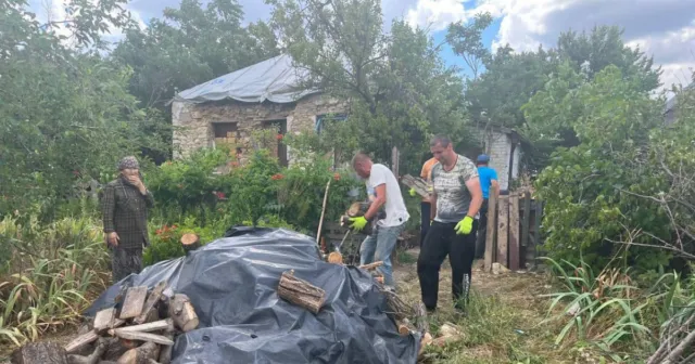 Розчищають будинки та ріжуть повалені дерева: будівельники з Вінниччини розпочали роботу на Херсонщині