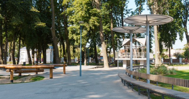 Різноманітні майданчики, прогулянкова алея та озеленення: як у Вінниці на Замості оновили парк “Хімік”