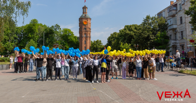 У Вінниці організували акцію в пам’ять про загиблих внаслідок російського обстрілу 14 липня. ФОТОРЕПОРТАЖ